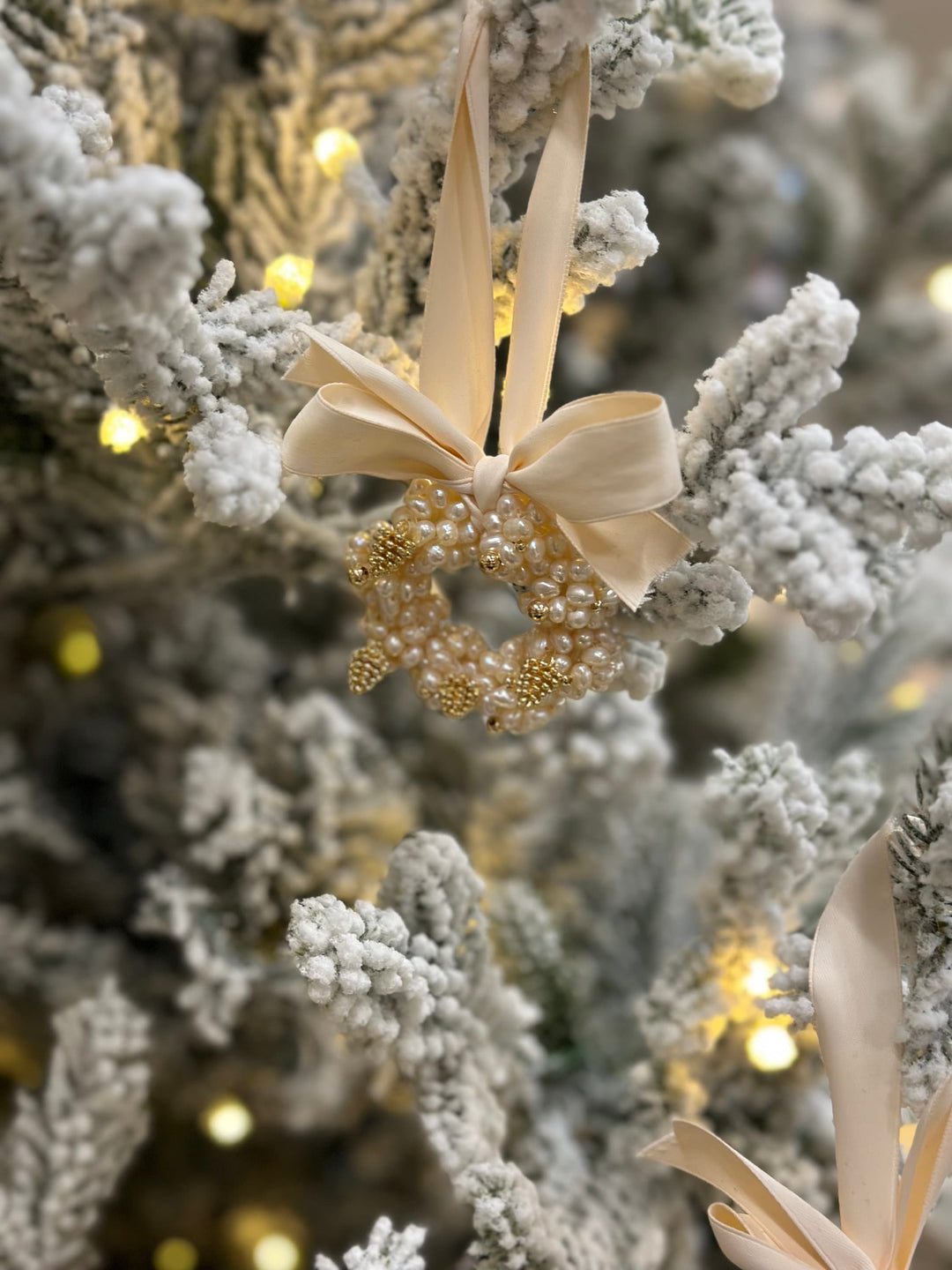 christmas tree ornament; pearl ornament; pearl decoration; christmas wreath; christmas gift