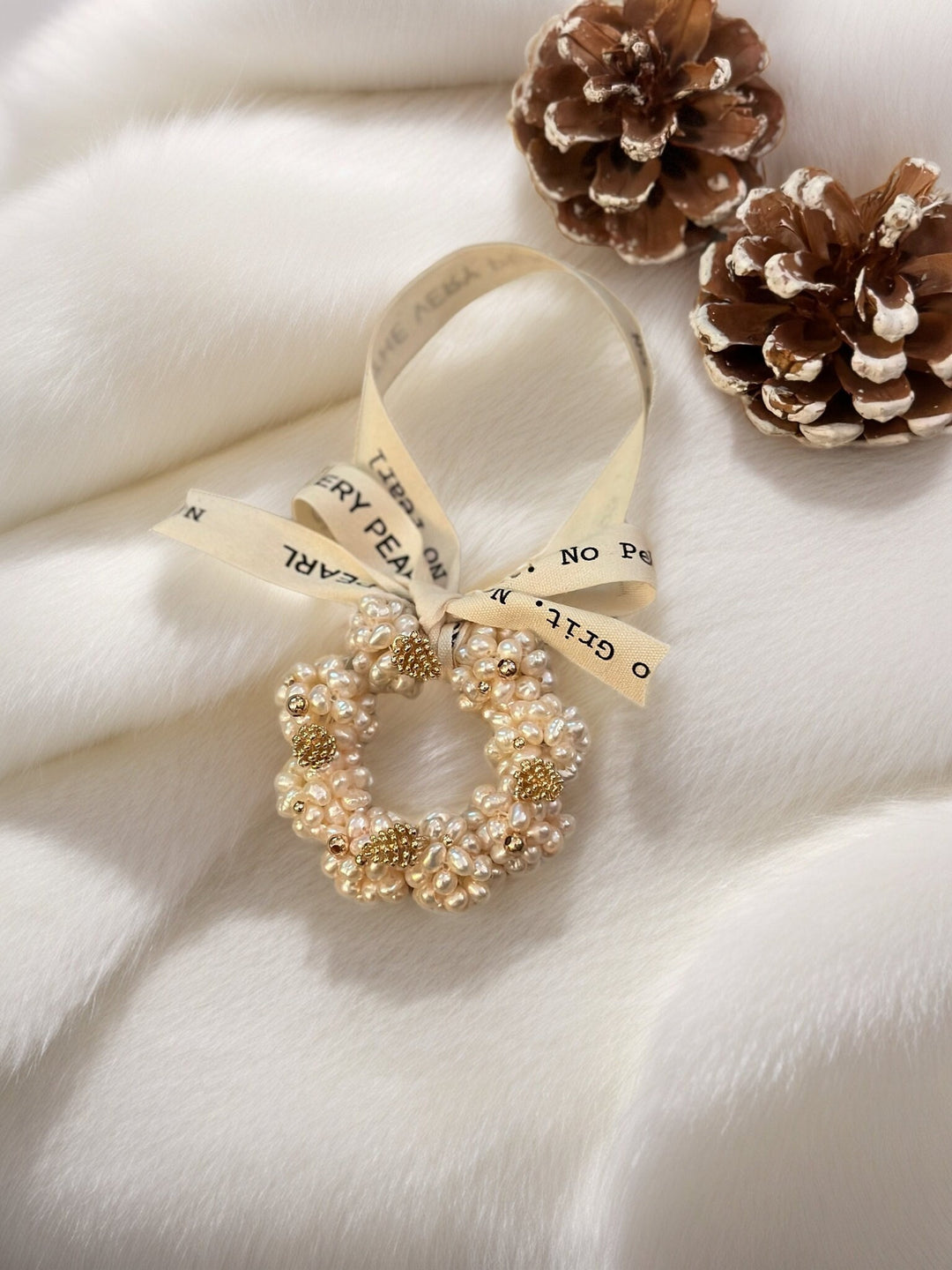 christmas tree ornament; pearl ornament; pearl decoration; christmas wreath; christmas gift