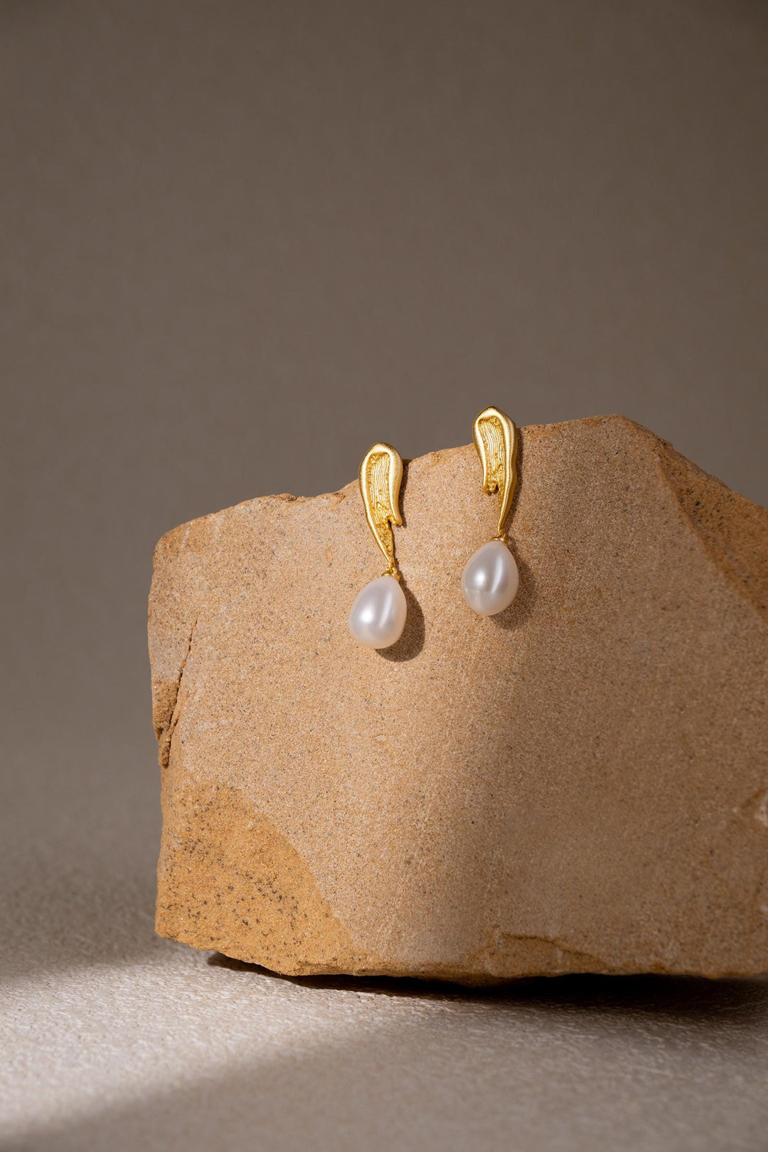 bridesmaid gift, birthday gifts, gift for women, pearl earrings, gold earrings, drop earrings, bridal jewelry, wedding earrings, dangle earrings, gift for mom, baroque pearls, teardrop pearls, freshwater pearls