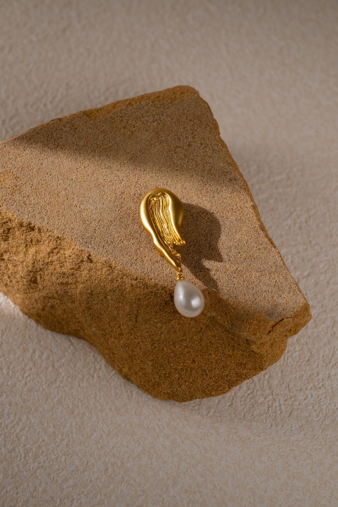 anniversary gift, wedding jewelry, graduation gift, grandma gift, scarf pin, low top pin, pearl brooch, bag pin, pearl lapel pin, baroque pearl pin, gold pin, pearl pin, prom jewelry