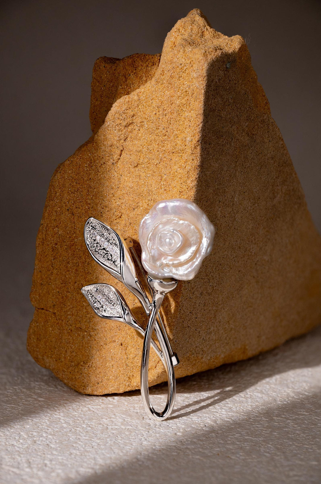 Elegant White Rose Brooch: Pearl Flower Pin for Women’s, Wedding Outfit, or Formal Occasion Accessory