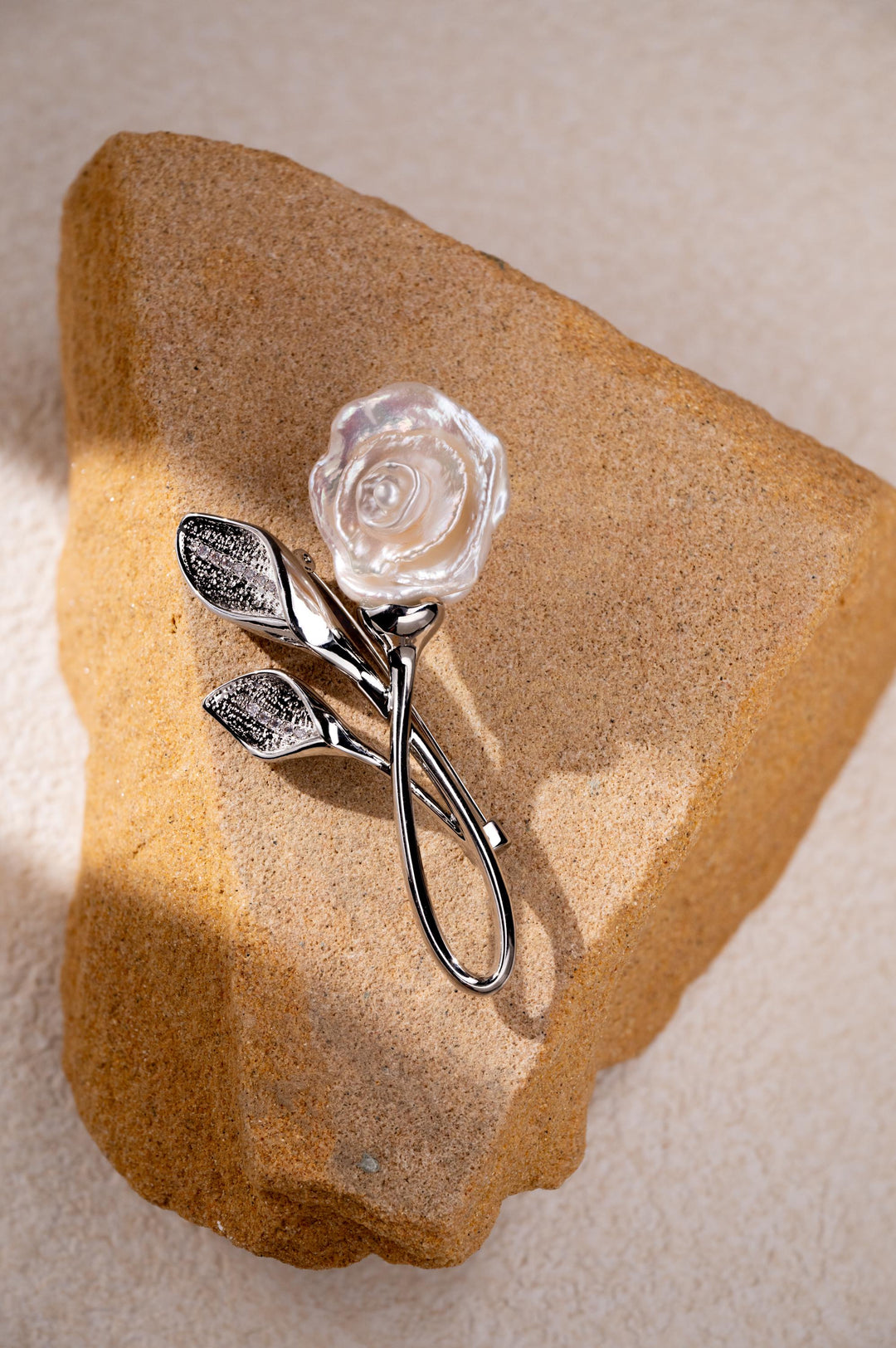 Elegant White Rose Brooch: Pearl Flower Pin for Women’s, Wedding Outfit, or Formal Occasion Accessory