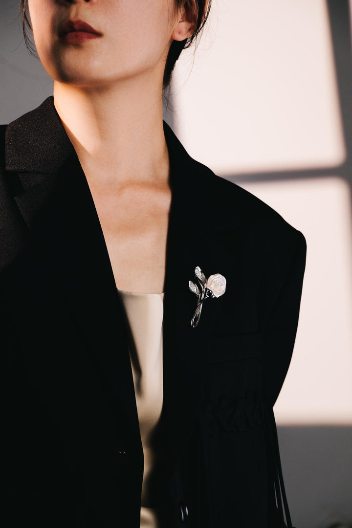 Elegant White Rose Brooch: Pearl Flower Pin for Women’s, Wedding Outfit, or Formal Occasion Accessory