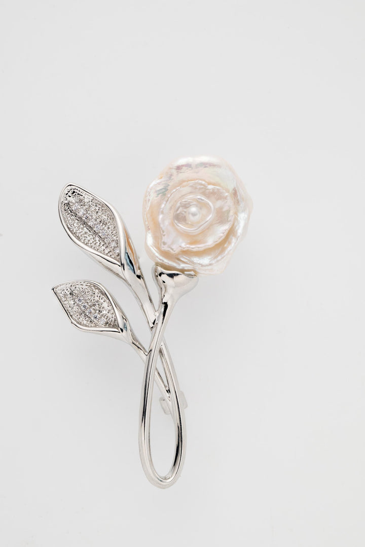 Elegant White Rose Brooch: Pearl Flower Pin for Women’s, Wedding Outfit, or Formal Occasion Accessory