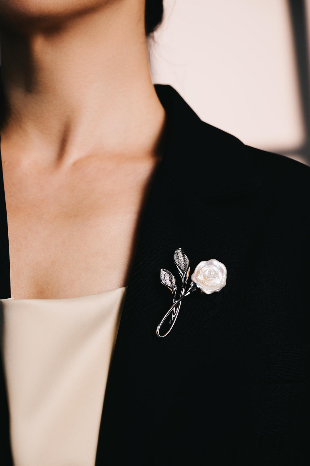 Elegant White Rose Brooch: Pearl Flower Pin for Women’s, Wedding Outfit, or Formal Occasion Accessory