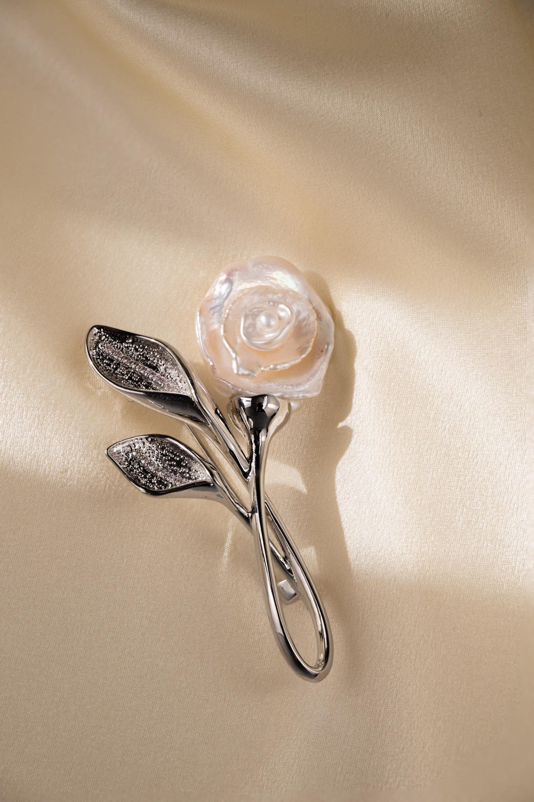 Elegant White Rose Brooch: Pearl Flower Pin for Women’s, Wedding Outfit, or Formal Occasion Accessory