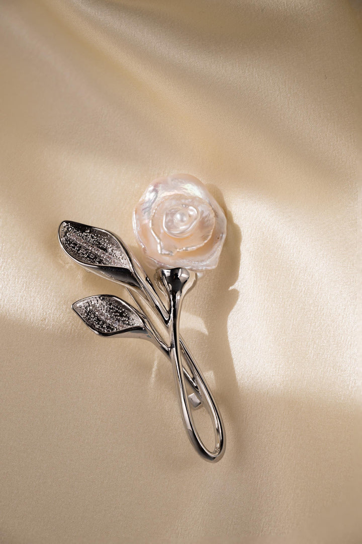 Elegant White Rose Brooch: Pearl Flower Pin for Women’s, Wedding Outfit, or Formal Occasion Accessory