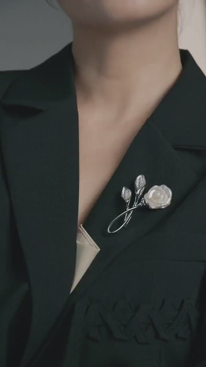 Elegant White Rose Brooch: Pearl Flower Pin for Women’s, Wedding Outfit, or Formal Occasion Accessory